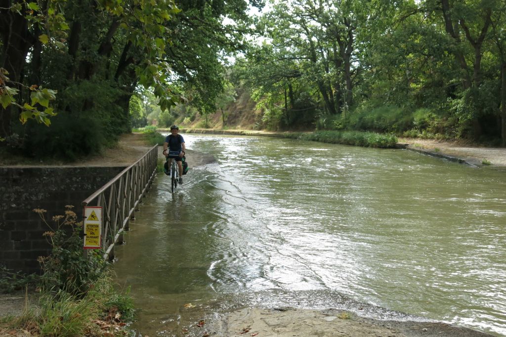 Parfois, le canal déborde sur ses berges